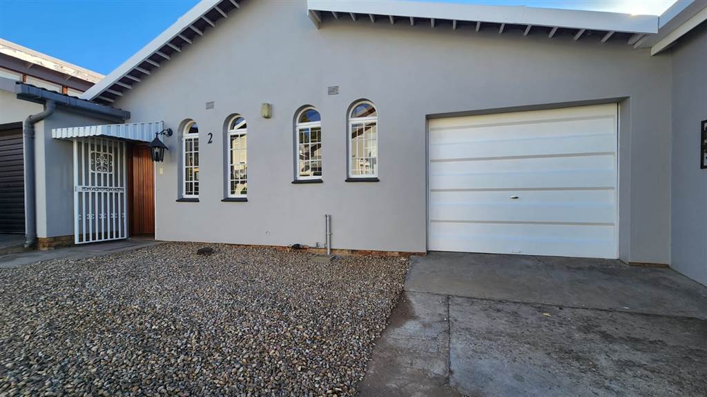 3 Bed Townhouse in Oudtshoorn Central photo number 1