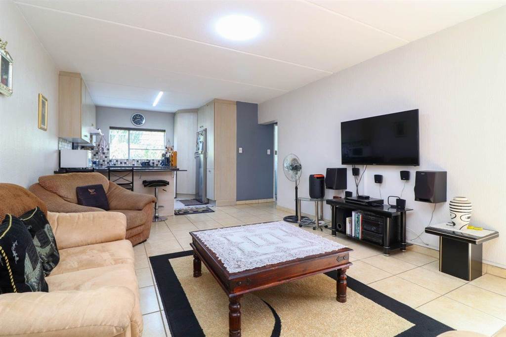 2 Bed Apartment in Weltevreden Park photo number 10