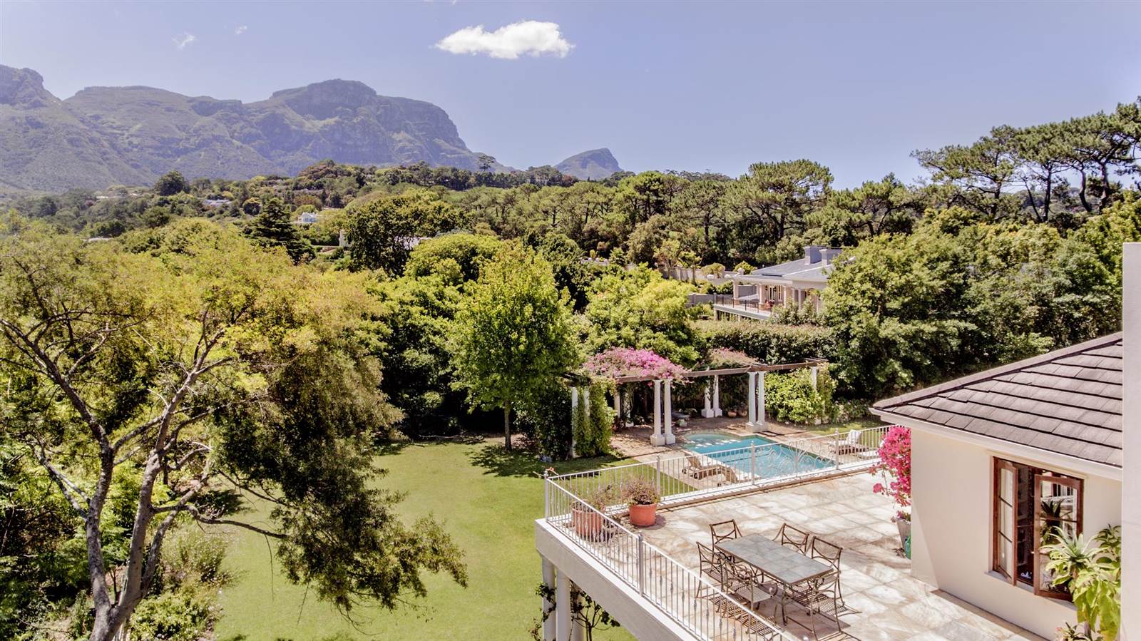6 Bed House in Constantia Upper  photo number 9