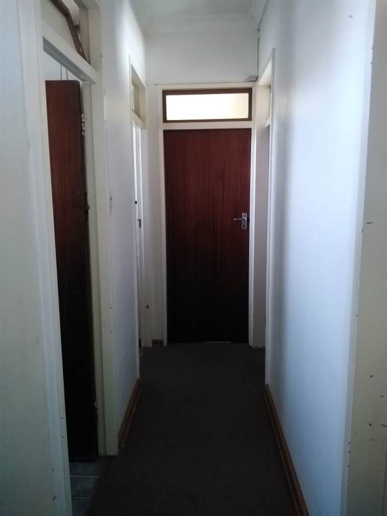 3 Bed Apartment in Bloemfontein photo number 6