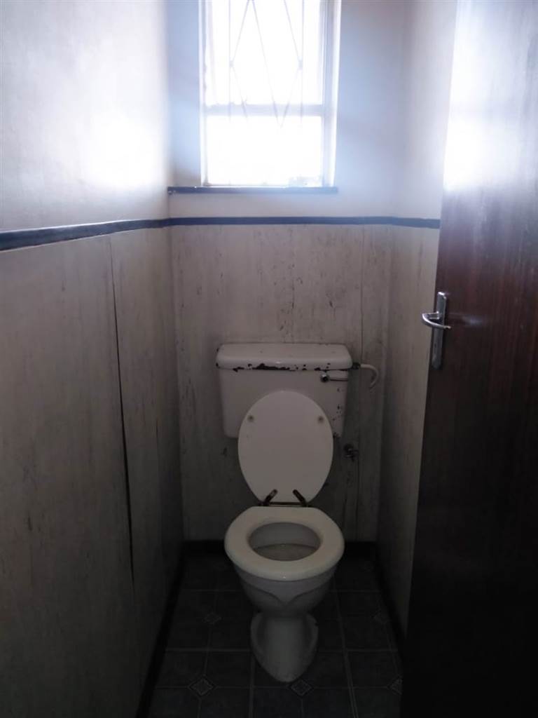 3 Bed Apartment in Bloemfontein photo number 5