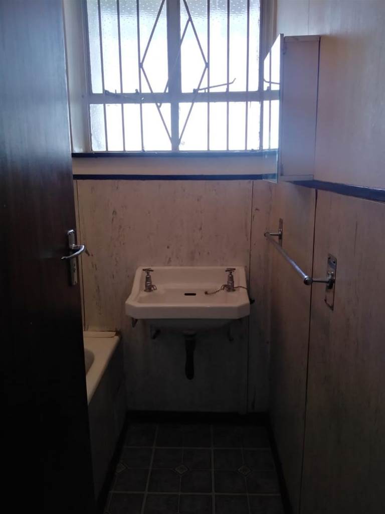 3 Bed Apartment in Bloemfontein photo number 4