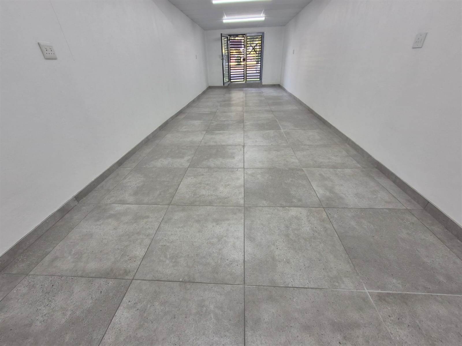 60  m² Commercial space in Crown Gardens photo number 2