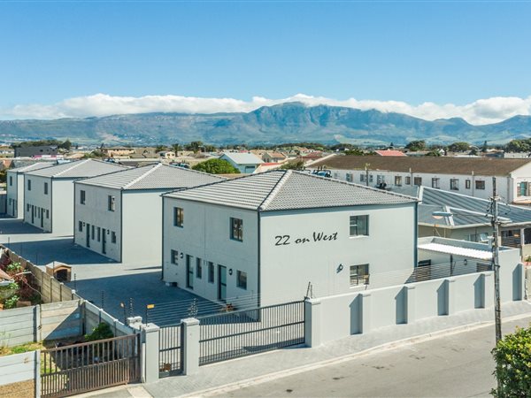 3 Bed Townhouse in Grassy Park