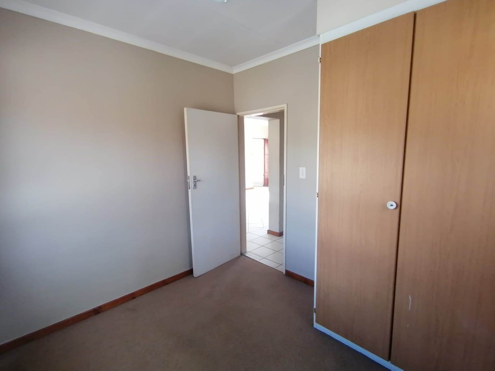 2 Bed Townhouse in Glen Marais photo number 12