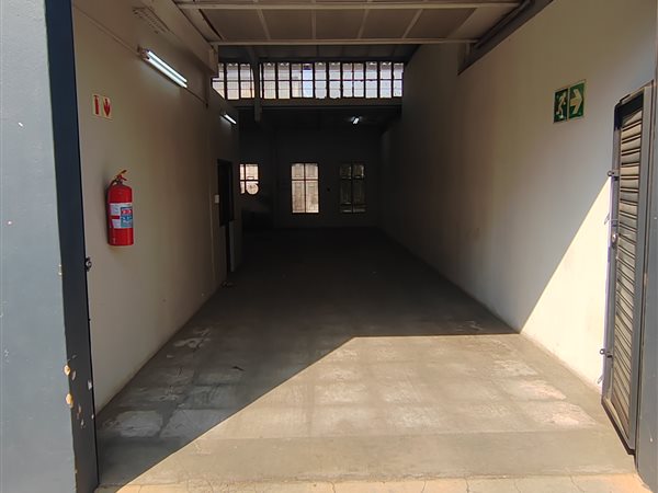 412  m² Industrial space