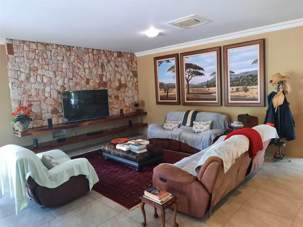 3 Bed House in Hartbeespoort Dam photo number 2