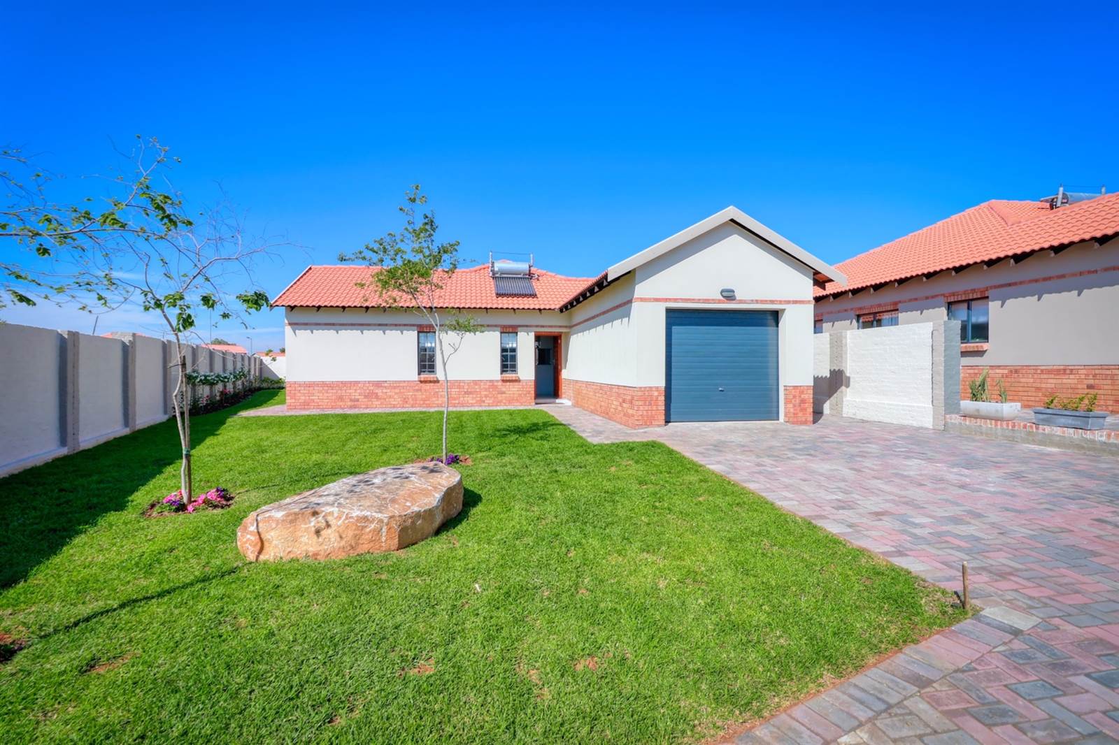 3 Bed House in Waterkloof East photo number 1