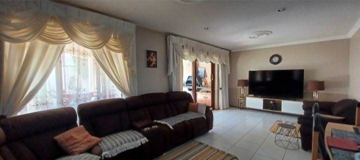 4 Bed Townhouse in Bruma photo number 3