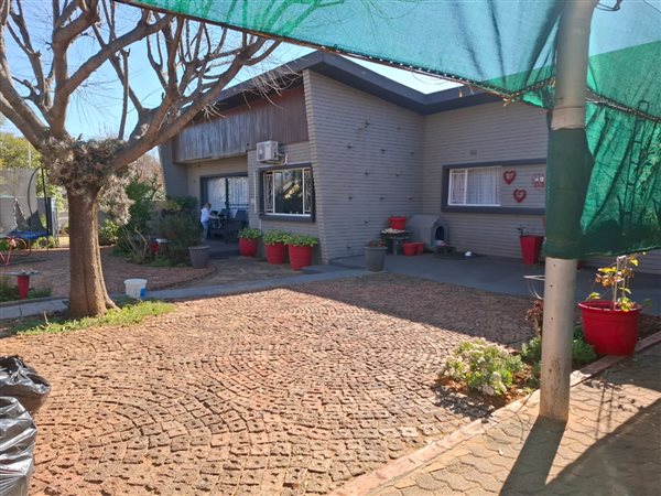 4 Bedroom House 4 Bedroom House