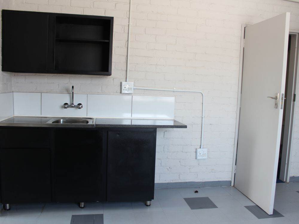 2 Bed Apartment in City & Suburban (Maboneng) photo number 11