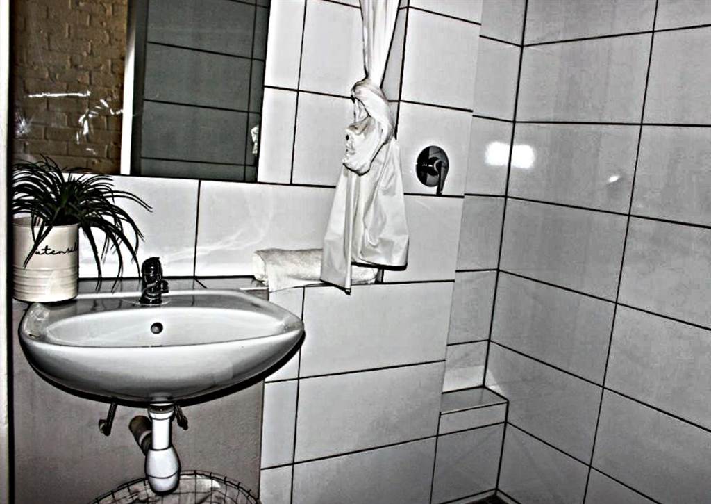 2 Bed Apartment in City & Suburban (Maboneng) photo number 6