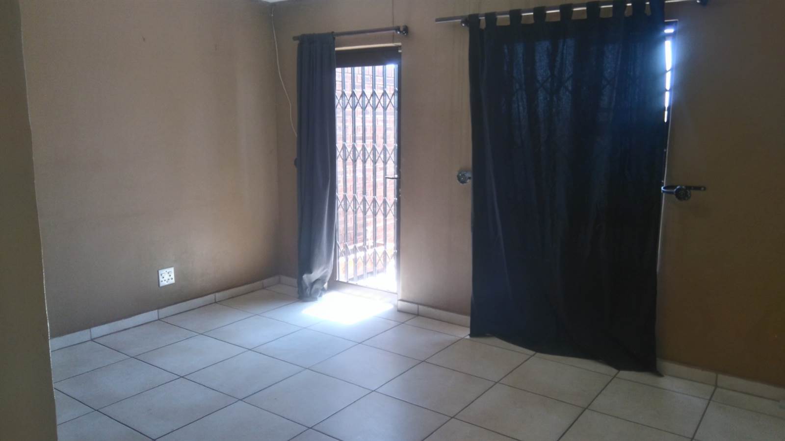 2 Bed Apartment in Secunda photo number 3