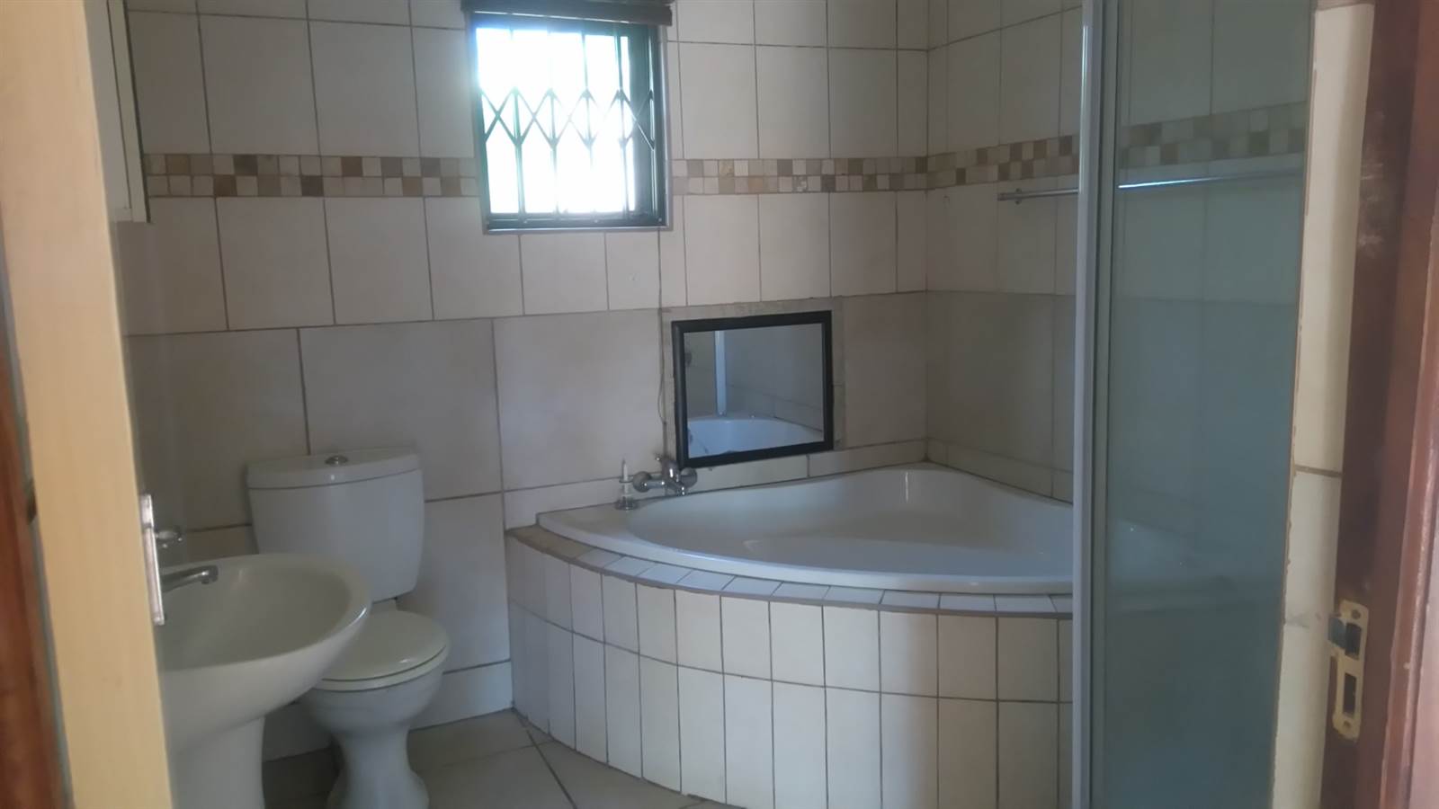 2 Bed Apartment in Secunda photo number 12