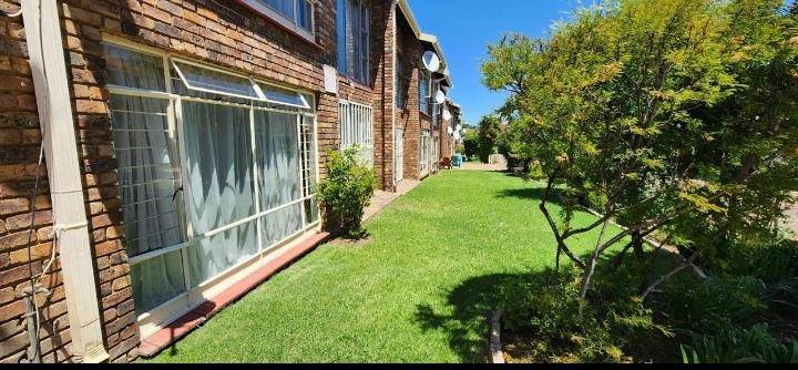 2 Bed Townhouse in Brackendowns photo number 9