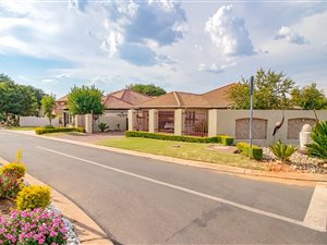 4 Bed House in Pebble Rock