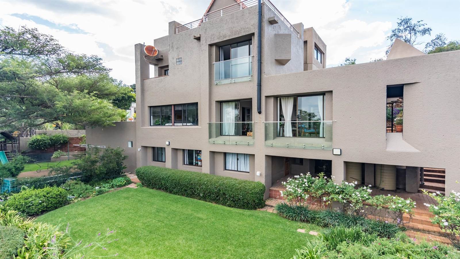 3 Bed House in Northcliff photo number 3