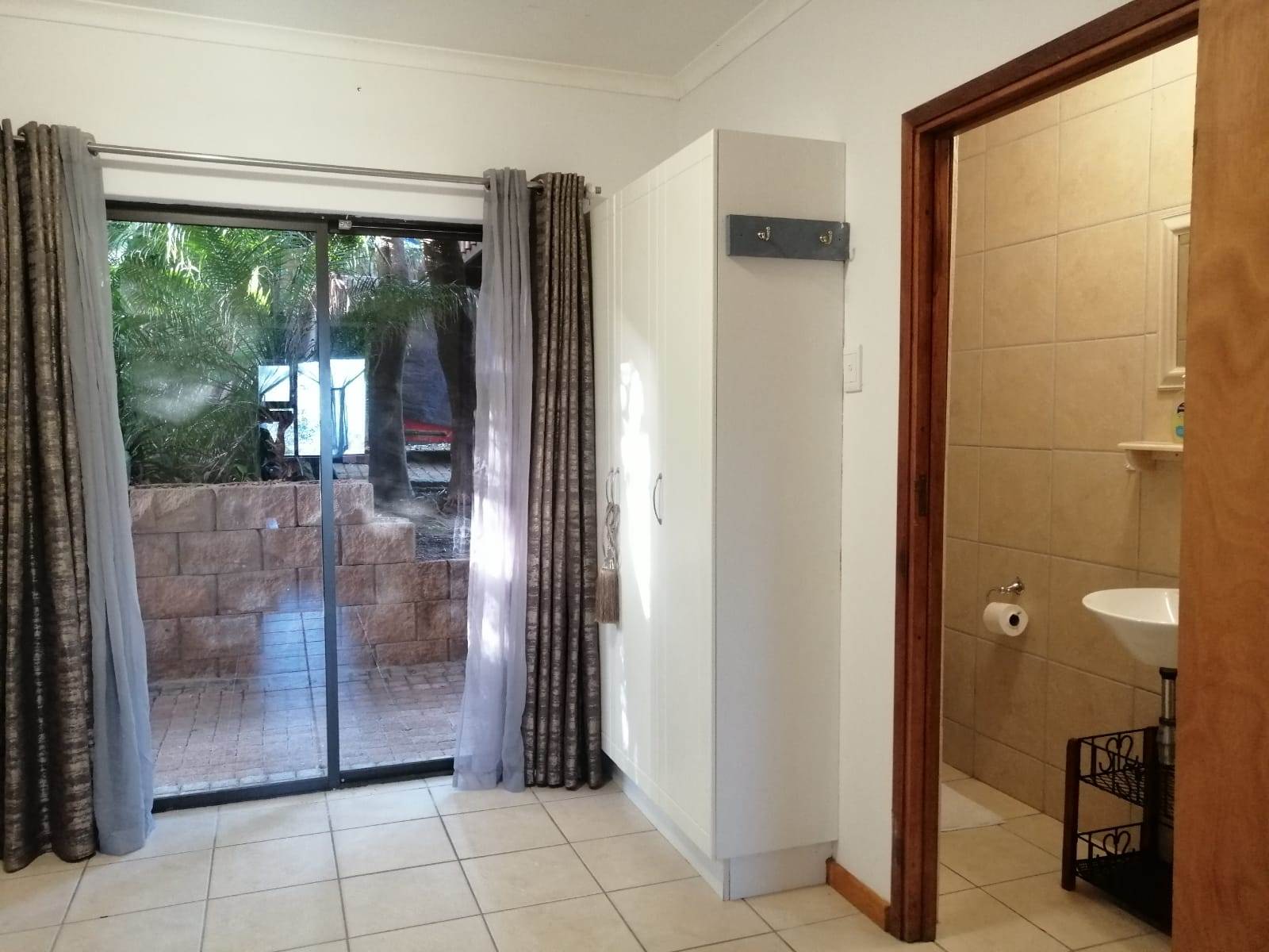 1 Bed Apartment in Outeniqua Strand photo number 4