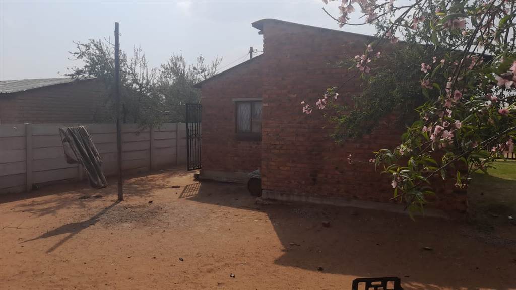 2 Bed House in Thabong photo number 3
