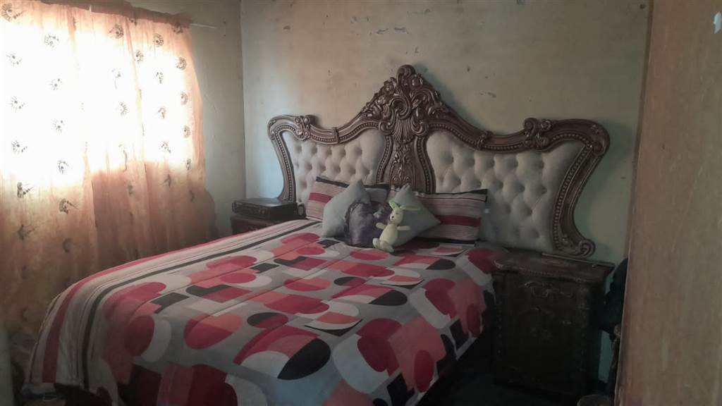 2 Bed House in Thabong photo number 9