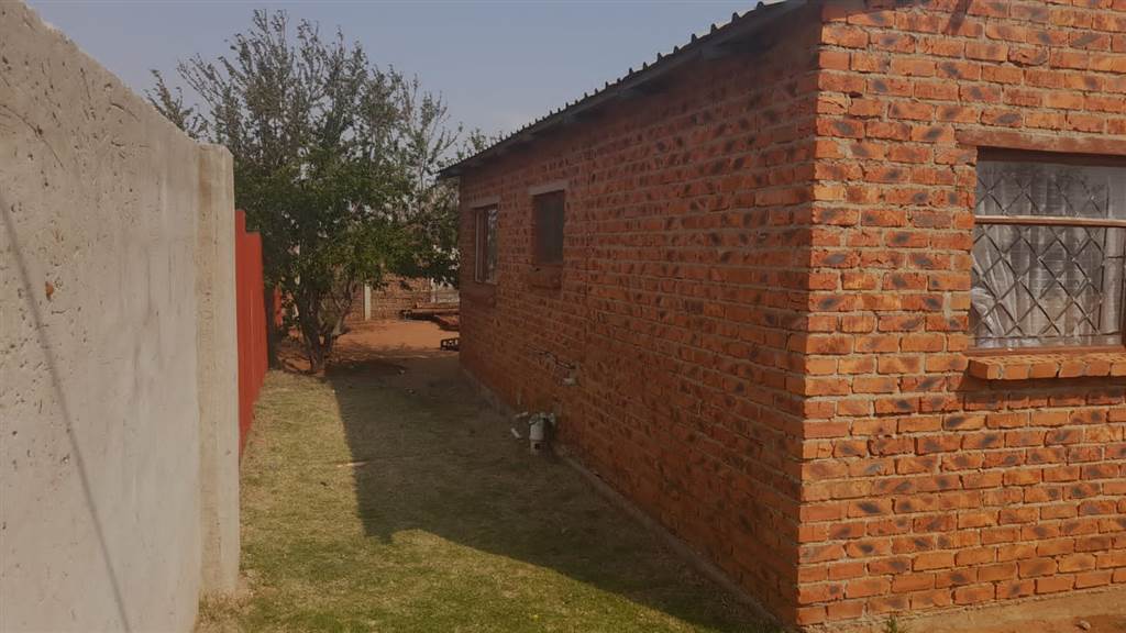 2 Bed House in Thabong photo number 5