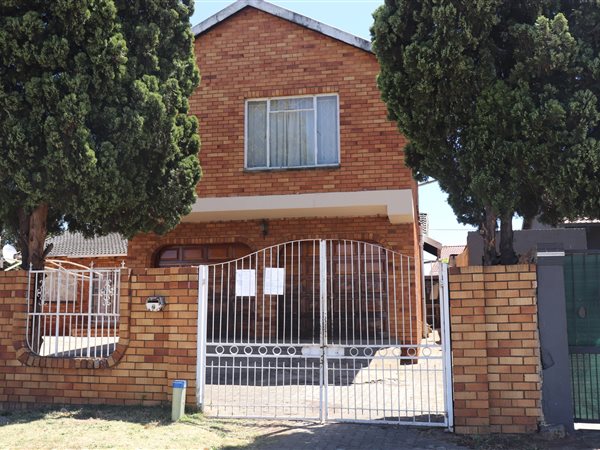 4 Bed House in Klipspruit West