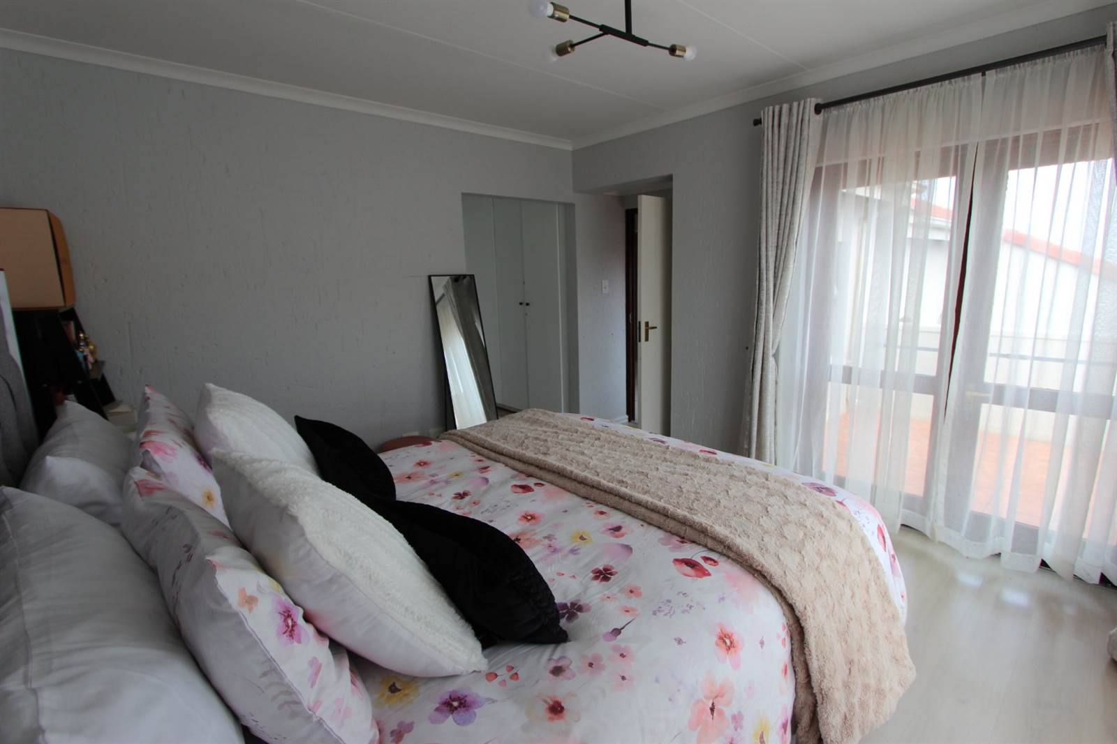 3 Bed Apartment in Lonehill photo number 7