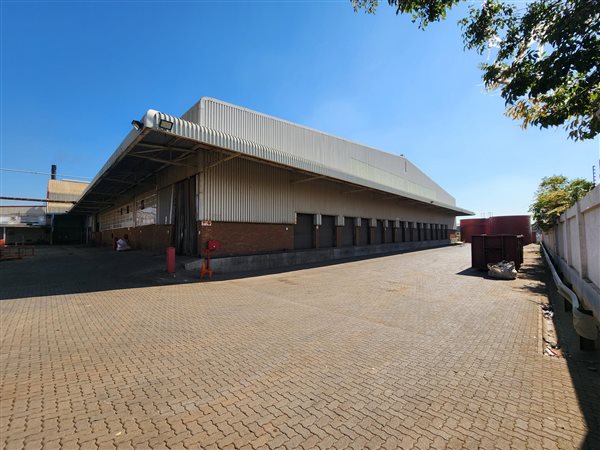 8 000  m² Industrial space