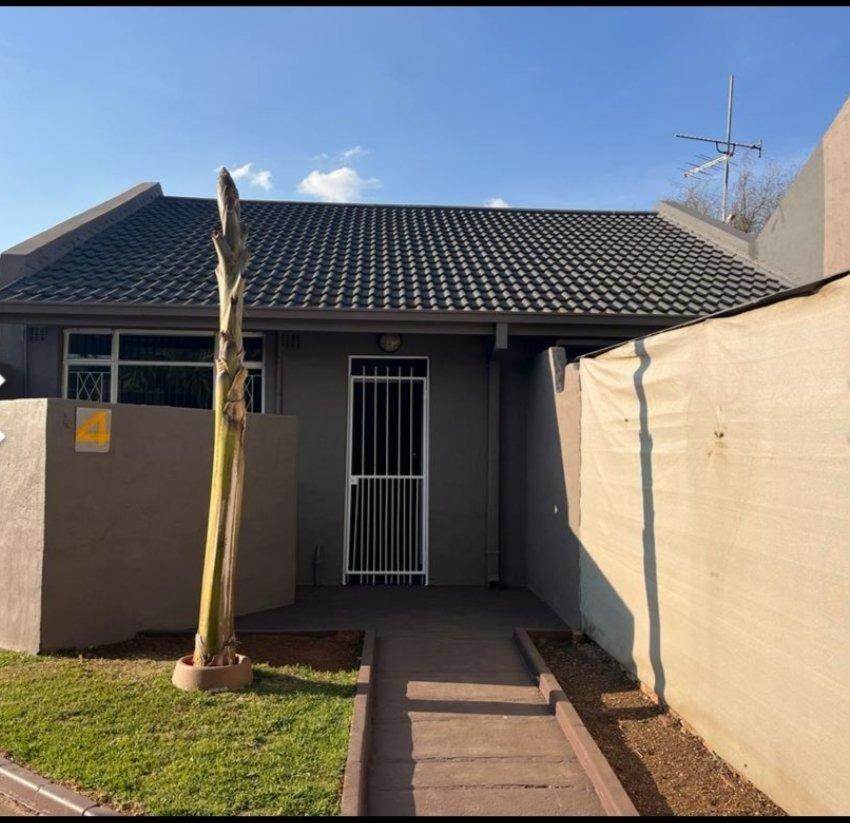 2 Bed Townhouse in Meyerton Central photo number 9