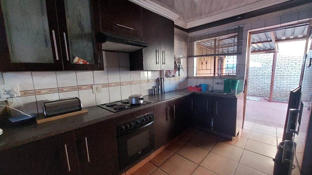2 Bed House in Mamelodi East photo number 10