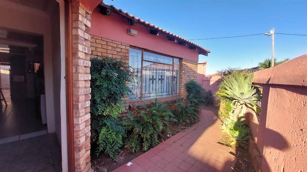 2 Bed House in Mamelodi East photo number 2