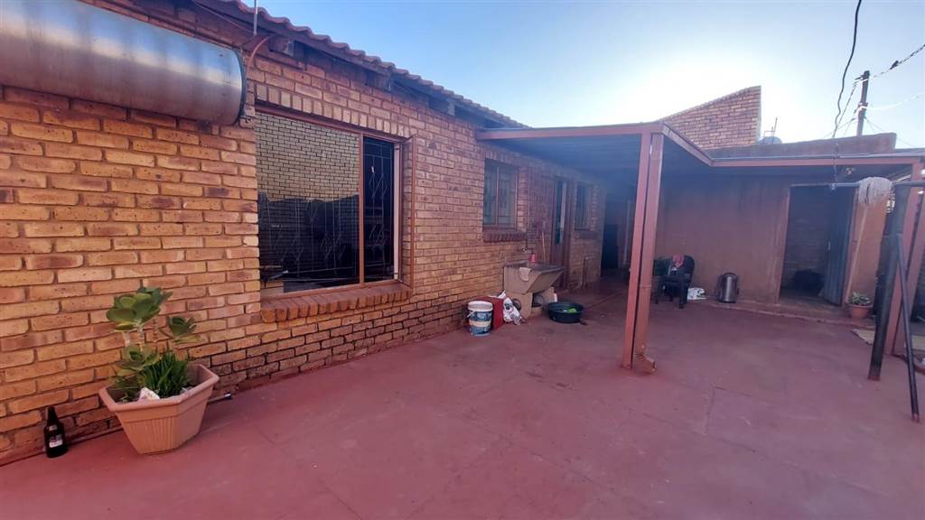 2 Bed House in Mamelodi East photo number 17