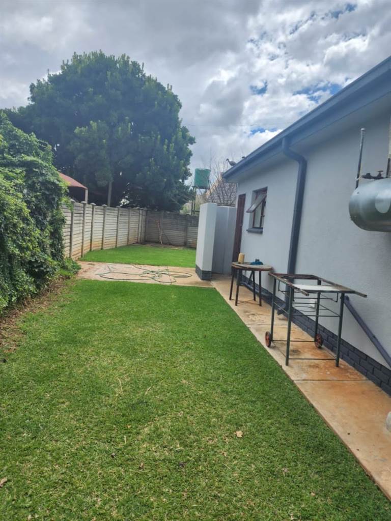 2 Bed Townhouse in Ventersdorp photo number 18