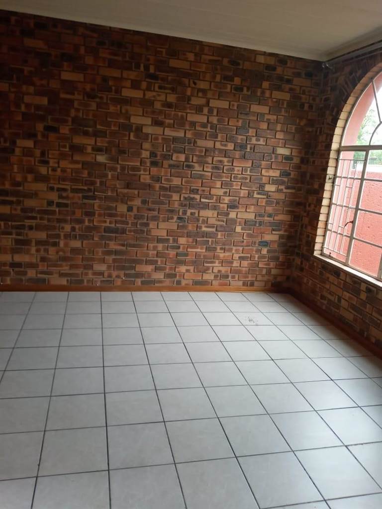 2 Bed Apartment in Trichardt photo number 7