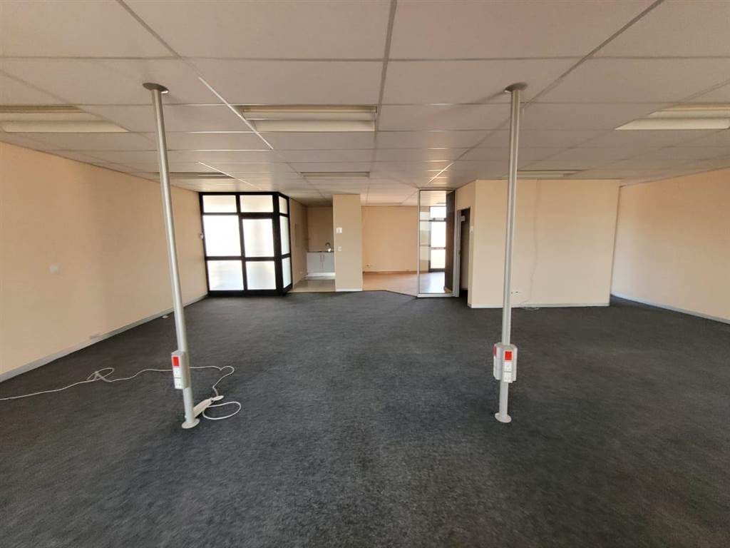 168  m² Commercial space in Glen Marais photo number 17