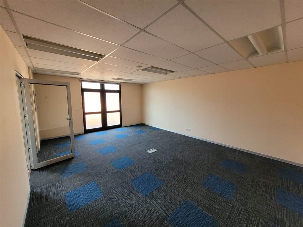 168  m² Commercial space in Glen Marais photo number 8