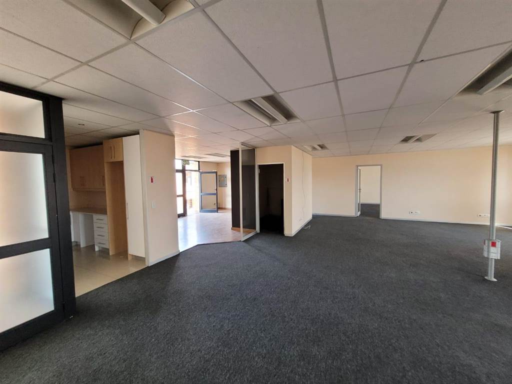 168  m² Commercial space in Glen Marais photo number 11