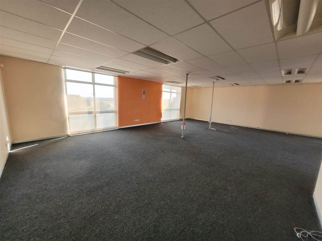 168  m² Commercial space in Glen Marais photo number 16