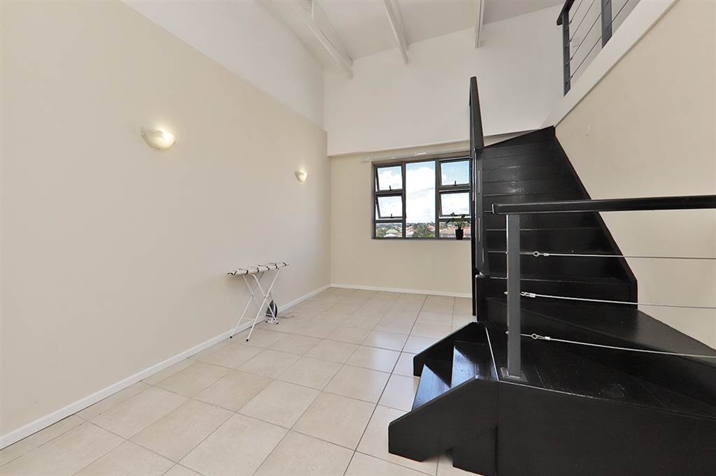 2 Bed Apartment in Wynberg photo number 3