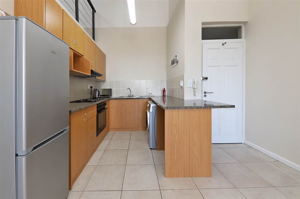 2 Bed Apartment in Wynberg photo number 6