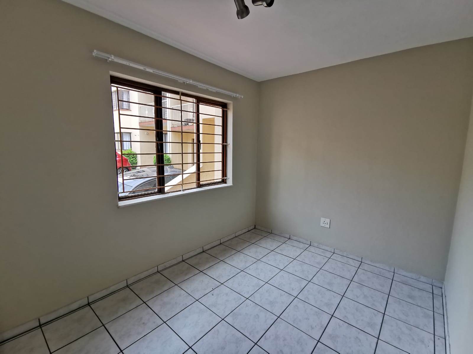 2 Bed Apartment in Randburg Central photo number 5