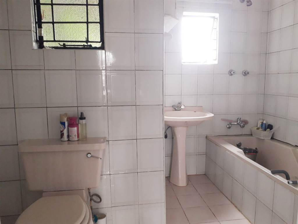 4 Bed House in Lenasia photo number 15