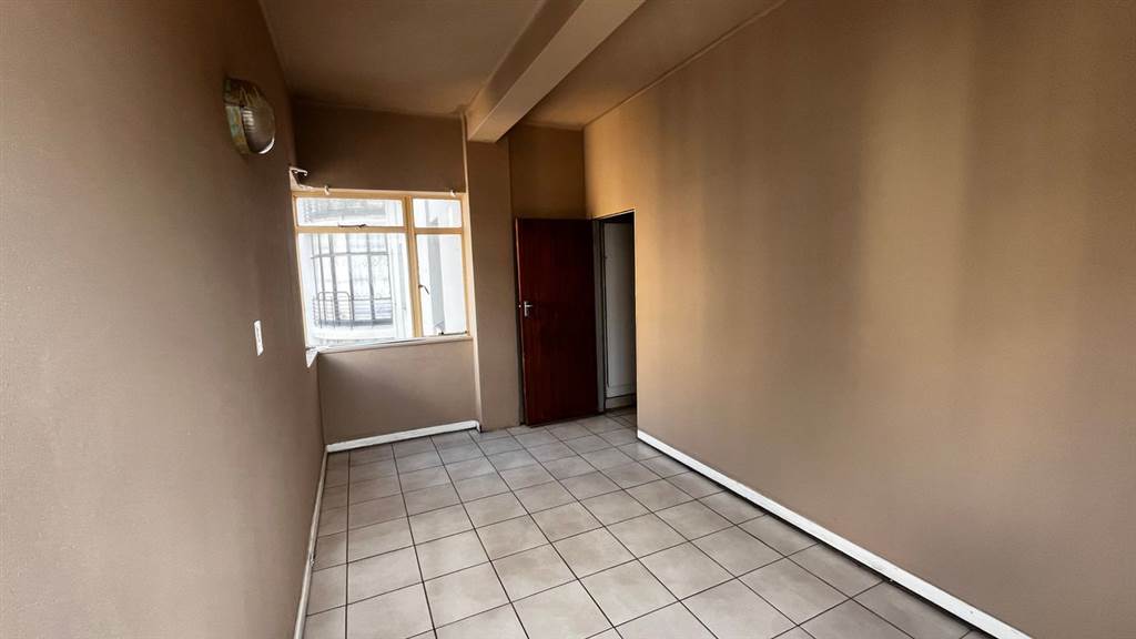 2 Bed Apartment in Johannesburg Central photo number 11
