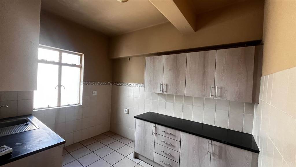 2 Bed Apartment in Johannesburg Central photo number 9