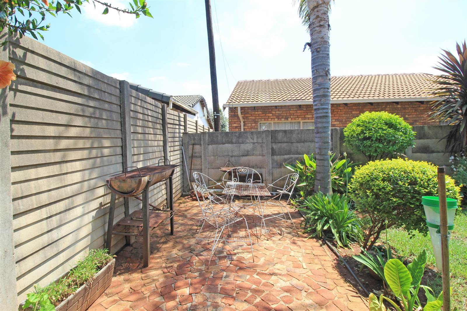 3 Bed Townhouse in Rooihuiskraal photo number 4