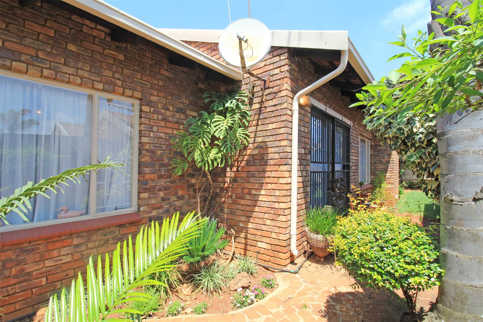 3 Bed Townhouse in Rooihuiskraal photo number 7