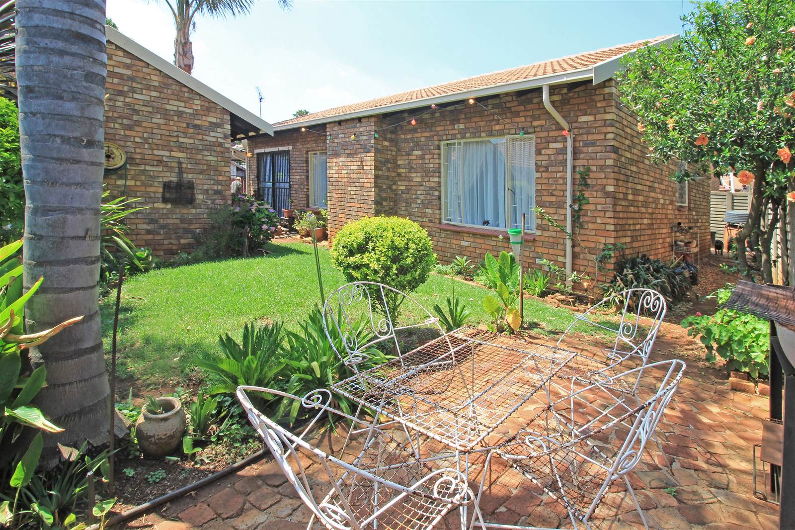 3 Bed Townhouse in Rooihuiskraal photo number 3