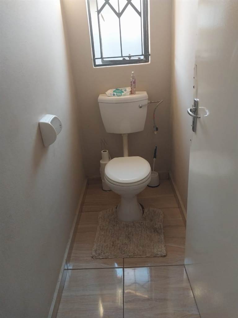 2 Bed House in Boitekong photo number 8