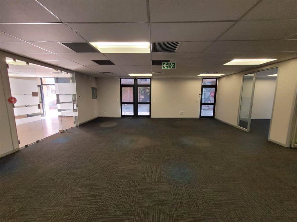 356  m² Commercial space in Glen Marais photo number 11