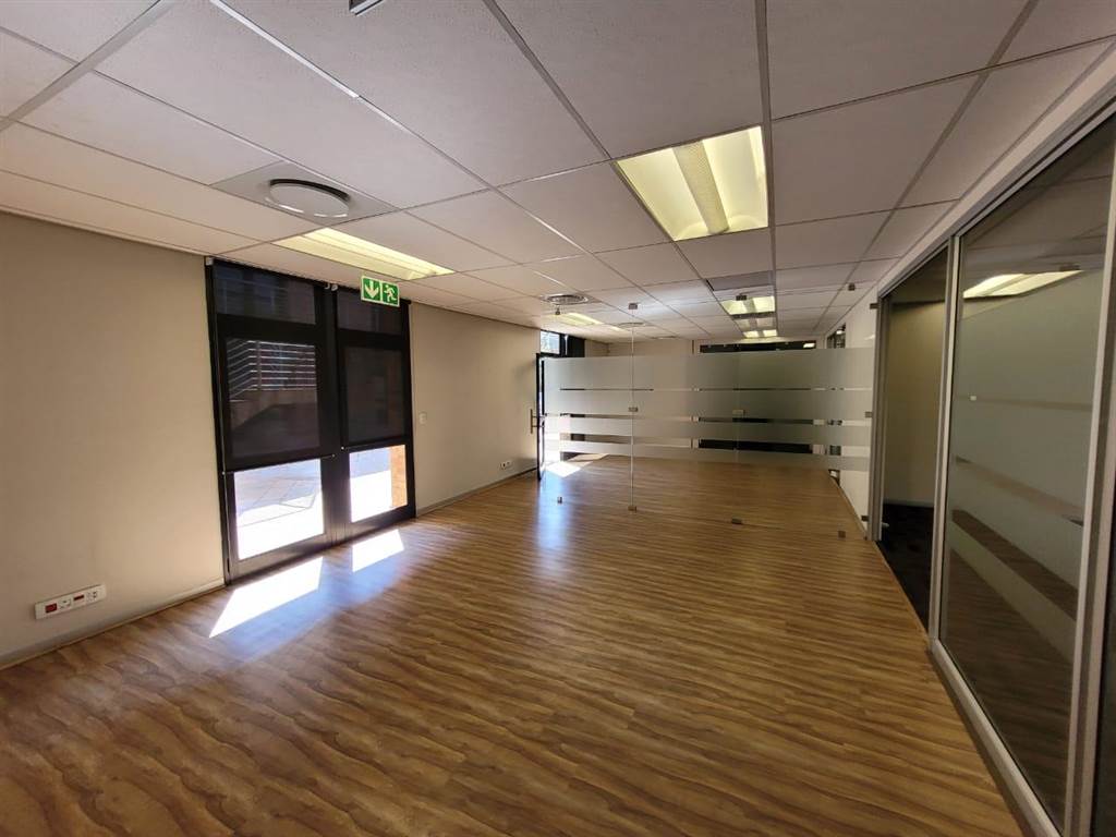 356  m² Commercial space in Glen Marais photo number 4